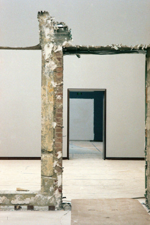 Laura J. Padgett, Fotografie, Stdel-Schule, Stdel-Museum, Frankfurt am Main, Neubau, Schauman Kai, Architektur, Ausstellung, Somehow Real, Hessischer Rundfunk, Museum Giersch, Schaumainkai 83, Beirut, Baustelle, Im Bau, Baustellenfotografie, Peter Zumthor