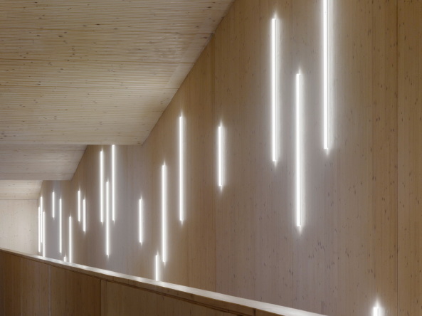 Baunetz, Meldung, Architektur, architecture, Deutschland, Germany, Holzkirchen, Bayern, M�nchen, Hirner, Riehl, Kinder, children, kids, Kinderland, Kindergarten, Kita, Hort, grau, rot, grey, red, Holz, wood, zweigeschossig, Rampe, Topographie, Brettsperrholzkonstruktion, Brettsperrholz, Satteldach, Julia Schambeck, 2016, 2017