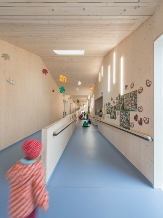 Baunetz, Meldung, Architektur, architecture, Deutschland, Germany, Holzkirchen, Bayern, Mnchen, Hirner, Riehl, Kinder, children, kids, Kinderland, Kindergarten, Kita, Hort, grau, rot, grey, red, Holz, wood, zweigeschossig, Rampe, Topographie, Brettsperrholzkonstruktion, Brettsperrholz, Satteldach, Julia Schambeck, 2016, 2017