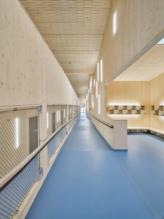 Baunetz, Meldung, Architektur, architecture, Deutschland, Germany, Holzkirchen, Bayern, M�nchen, Hirner, Riehl, Kinder, children, kids, Kinderland, Kindergarten, Kita, Hort, grau, rot, grey, red, Holz, wood, zweigeschossig, Rampe, Topographie, Brettsperrholzkonstruktion, Brettsperrholz, Satteldach, Julia Schambeck, 2016, 2017