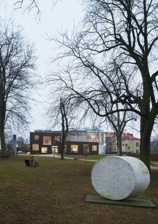 Baunetz, Architektur, Medlungen, Architekturprojekte, Schweden, Lund, Elding Oscarson, Skissernas Museum, �ke E:son Lindman, Erweiterung, Anbau, Bauen im Bestand, Foyer, Restaurant, Shop, Cortenstahl, Multifunktionshalle