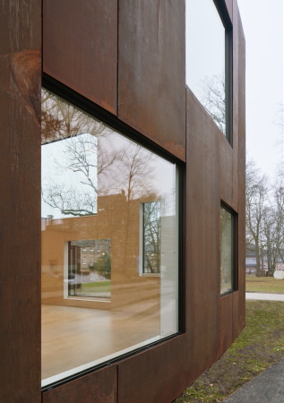 Baunetz, Architektur, Medlungen, Architekturprojekte, Schweden, Lund, Elding Oscarson, Skissernas Museum, �ke E:son Lindman, Erweiterung, Anbau, Bauen im Bestand, Foyer, Restaurant, Shop, Cortenstahl, Multifunktionshalle