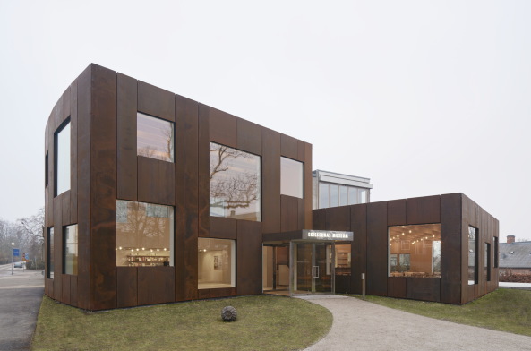 Baunetz, Architektur, Medlungen, Architekturprojekte, Schweden, Lund, Elding Oscarson, Skissernas Museum, �ke E:son Lindman, Erweiterung, Anbau, Bauen im Bestand, Foyer, Restaurant, Shop, Cortenstahl, Multifunktionshalle