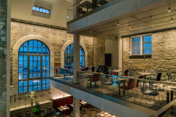 Baunetz, Meldung, Architektur, Berlin, cpm, Britt Sylvia Eckelmann, Mathias Jensch, architecture, Deutschland, Germany, Prenzlauer Berg, Oderberger Stra�e, Oderberger Stadtbad, Hallenbad, Umbau, Hotel, Bar, Pool, Restaurant, renovation, GLS Sprachenzentrum, Ferdinand-Quast-Medaille, Denkmalschutz, heritage