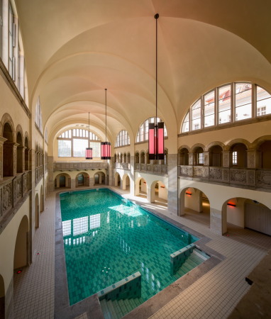 Baunetz, Meldung, Architektur, Berlin, cpm, Britt Sylvia Eckelmann, Mathias Jensch, architecture, Deutschland, Germany, Prenzlauer Berg, Oderberger Strae, Oderberger Stadtbad, Hallenbad, Umbau, Hotel, Bar, Pool, Restaurant, renovation, GLS Sprachenzentrum, Ferdinand-Quast-Medaille, Denkmalschutz, heritage