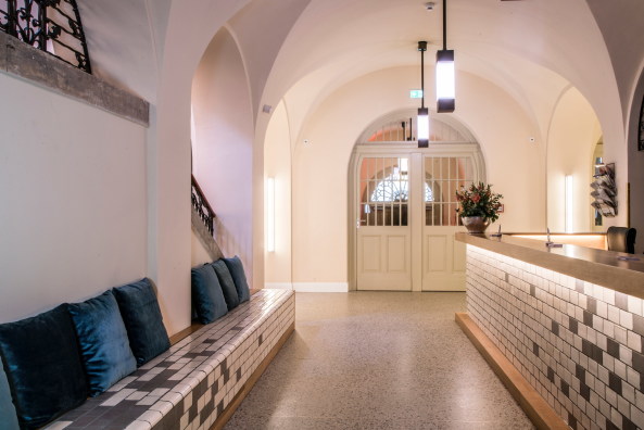 Baunetz, Meldung, Architektur, Berlin, cpm, Britt Sylvia Eckelmann, Mathias Jensch, architecture, Deutschland, Germany, Prenzlauer Berg, Oderberger Stra�e, Oderberger Stadtbad, Hallenbad, Umbau, Hotel, Bar, Pool, Restaurant, renovation, GLS Sprachenzentrum, Ferdinand-Quast-Medaille, Denkmalschutz, heritage