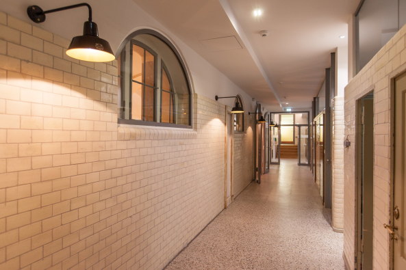 Baunetz, Meldung, Architektur, Berlin, cpm, Britt Sylvia Eckelmann, Mathias Jensch, architecture, Deutschland, Germany, Prenzlauer Berg, Oderberger Stra�e, Oderberger Stadtbad, Hallenbad, Umbau, Hotel, Bar, Pool, Restaurant, renovation, GLS Sprachenzentrum, Ferdinand-Quast-Medaille, Denkmalschutz, heritage