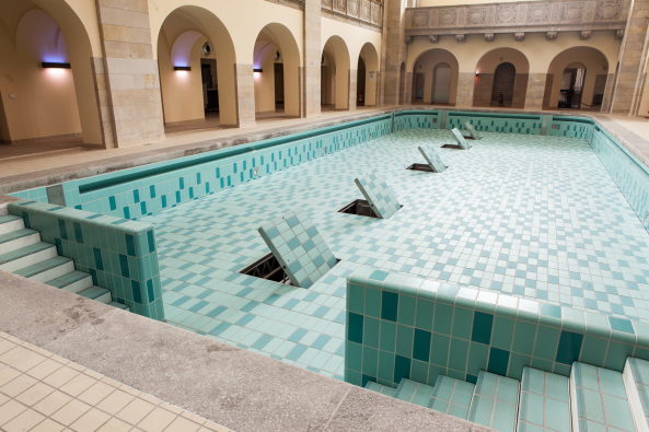 Baunetz, Meldung, Architektur, Berlin, cpm, Britt Sylvia Eckelmann, Mathias Jensch, architecture, Deutschland, Germany, Prenzlauer Berg, Oderberger Stra�e, Oderberger Stadtbad, Hallenbad, Umbau, Hotel, Bar, Pool, Restaurant, renovation, GLS Sprachenzentrum, Ferdinand-Quast-Medaille, Denkmalschutz, heritage