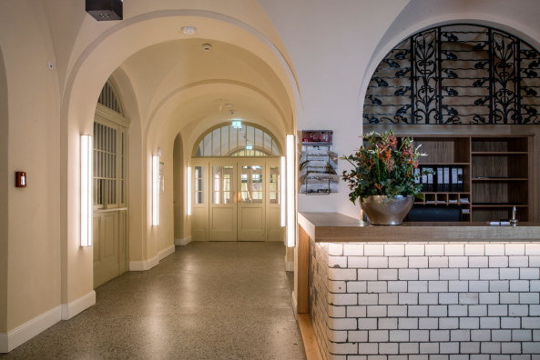 Baunetz, Meldung, Architektur, Berlin, cpm, Britt Sylvia Eckelmann, Mathias Jensch, architecture, Deutschland, Germany, Prenzlauer Berg, Oderberger Stra�e, Oderberger Stadtbad, Hallenbad, Umbau, Hotel, Bar, Pool, Restaurant, renovation, GLS Sprachenzentrum, Ferdinand-Quast-Medaille, Denkmalschutz, heritage