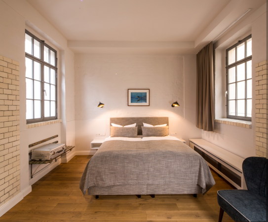 Baunetz, Meldung, Architektur, Berlin, cpm, Britt Sylvia Eckelmann, Mathias Jensch, architecture, Deutschland, Germany, Prenzlauer Berg, Oderberger Stra�e, Oderberger Stadtbad, Hallenbad, Umbau, Hotel, Bar, Pool, Restaurant, renovation, GLS Sprachenzentrum, Ferdinand-Quast-Medaille, Denkmalschutz, heritage