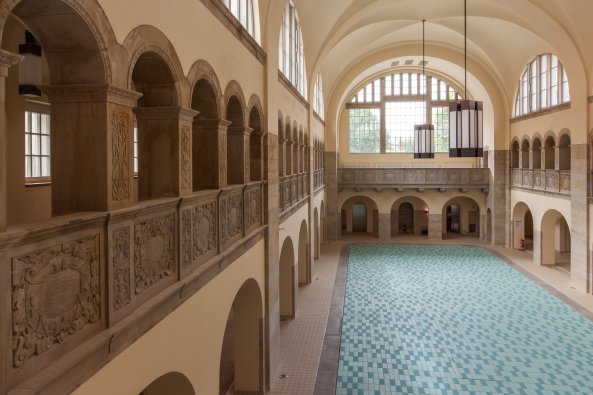Baunetz, Meldung, Architektur, Berlin, cpm, Britt Sylvia Eckelmann, Mathias Jensch, architecture, Deutschland, Germany, Prenzlauer Berg, Oderberger Stra�e, Oderberger Stadtbad, Hallenbad, Umbau, Hotel, Bar, Pool, Restaurant, renovation, GLS Sprachenzentrum, Ferdinand-Quast-Medaille, Denkmalschutz, heritage