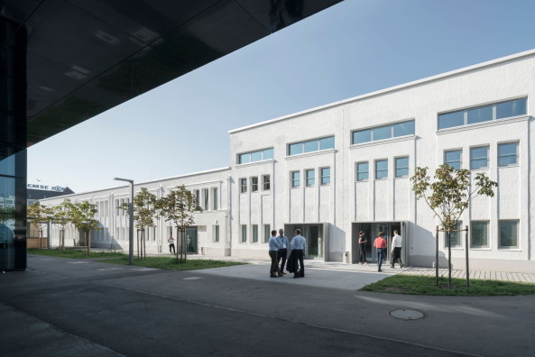 Lanz Architekten, florian holzherr, bmw, bayrische, motoren, werke, motorenwerke, umbau, renovierung, 100., hundertster geburtstag, klassik, klassisch, neubau, areal, m�nchen, niederlassung, oldtimer, auto, motor, metall, werkstatt, produktion, halle, group, classic