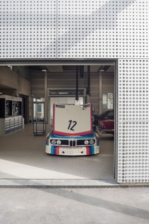 Lanz Architekten, florian holzherr, bmw, bayrische, motoren, werke, motorenwerke, umbau, renovierung, 100., hundertster geburtstag, klassik, klassisch, neubau, areal, m�nchen, niederlassung, oldtimer, auto, motor, metall, werkstatt, produktion, halle, group, classic