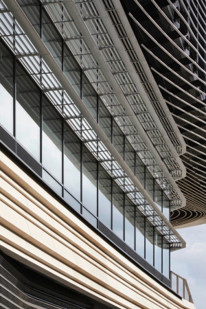 Baunetz, Meldung, Architektur, architecture, Southhampton, Gro�britannien, Great Britain, England, Kino, cinema, Multiplex, shopping, retail, Einkaufen, L�den, Gesch�fte, Restaurant, Caf�s, food, eating, Watermark, WestQuay, Phase 1, ACME, 2017, Cinema, public space, landscape architecture, Landschaftsarchitektur, Au�enraum, �ffentlicher Raum, gekurvt, R�hren, Fassade, tubes, curved, Gro�form, Jack Hobhouse, Benedict Luxmoore