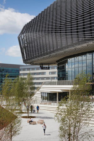 Baunetz, Meldung, Architektur, architecture, Southhampton, Grobritannien, Great Britain, England, Kino, cinema, Multiplex, shopping, retail, Einkaufen, Lden, Geschfte, Restaurant, Cafs, food, eating, Watermark, WestQuay, Phase 1, ACME, 2017, Cinema, public space, landscape architecture, Landschaftsarchitektur, Auenraum, ffentlicher Raum, gekurvt, Rhren, Fassade, tubes, curved, Groform, Jack Hobhouse, Benedict Luxmoore