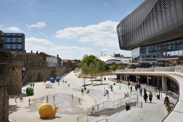 Baunetz, Meldung, Architektur, architecture, Southhampton, Grobritannien, Great Britain, England, Kino, cinema, Multiplex, shopping, retail, Einkaufen, Lden, Geschfte, Restaurant, Cafs, food, eating, Watermark, WestQuay, Phase 1, ACME, 2017, Cinema, public space, landscape architecture, Landschaftsarchitektur, Auenraum, ffentlicher Raum, gekurvt, Rhren, Fassade, tubes, curved, Groform, Jack Hobhouse, Benedict Luxmoore