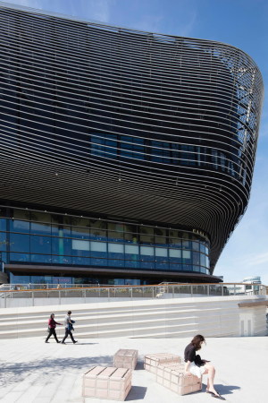 Baunetz, Meldung, Architektur, architecture, Southhampton, Grobritannien, Great Britain, England, Kino, cinema, Multiplex, shopping, retail, Einkaufen, Lden, Geschfte, Restaurant, Cafs, food, eating, Watermark, WestQuay, Phase 1, ACME, 2017, Cinema, public space, landscape architecture, Landschaftsarchitektur, Auenraum, ffentlicher Raum, gekurvt, Rhren, Fassade, tubes, curved, Groform, Jack Hobhouse, Benedict Luxmoore