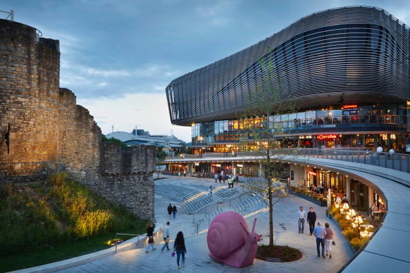 Baunetz, Meldung, Architektur, architecture, Southhampton, Grobritannien, Great Britain, England, Kino, cinema, Multiplex, shopping, retail, Einkaufen, Lden, Geschfte, Restaurant, Cafs, food, eating, Watermark, WestQuay, Phase 1, ACME, 2017, Cinema, public space, landscape architecture, Landschaftsarchitektur, Auenraum, ffentlicher Raum, gekurvt, Rhren, Fassade, tubes, curved, Groform, Jack Hobhouse, Benedict Luxmoore