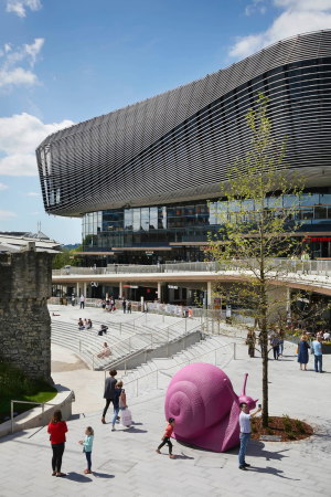 Baunetz, Meldung, Architektur, architecture, Southhampton, Grobritannien, Great Britain, England, Kino, cinema, Multiplex, shopping, retail, Einkaufen, Lden, Geschfte, Restaurant, Cafs, food, eating, Watermark, WestQuay, Phase 1, ACME, 2017, Cinema, public space, landscape architecture, Landschaftsarchitektur, Auenraum, ffentlicher Raum, gekurvt, Rhren, Fassade, tubes, curved, Groform, Jack Hobhouse, Benedict Luxmoore