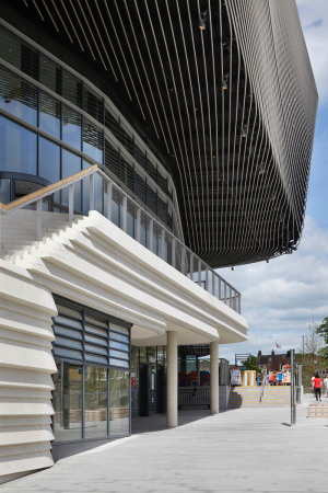 Baunetz, Meldung, Architektur, architecture, Southhampton, Grobritannien, Great Britain, England, Kino, cinema, Multiplex, shopping, retail, Einkaufen, Lden, Geschfte, Restaurant, Cafs, food, eating, Watermark, WestQuay, Phase 1, ACME, 2017, Cinema, public space, landscape architecture, Landschaftsarchitektur, Auenraum, ffentlicher Raum, gekurvt, Rhren, Fassade, tubes, curved, Groform, Jack Hobhouse, Benedict Luxmoore