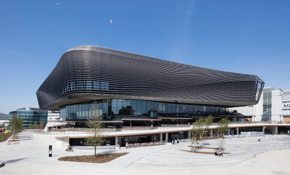 Baunetz, Meldung, Architektur, architecture, Southhampton, Grobritannien, Great Britain, England, Kino, cinema, Multiplex, shopping, retail, Einkaufen, Lden, Geschfte, Restaurant, Cafs, food, eating, Watermark, WestQuay, Phase 1, ACME, 2017, Cinema, public space, landscape architecture, Landschaftsarchitektur, Auenraum, ffentlicher Raum, gekurvt, Rhren, Fassade, tubes, curved, Groform, Jack Hobhouse, Benedict Luxmoore