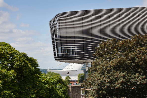 Baunetz, Meldung, Architektur, architecture, Southhampton, Grobritannien, Great Britain, England, Kino, cinema, Multiplex, shopping, retail, Einkaufen, Lden, Geschfte, Restaurant, Cafs, food, eating, Watermark, WestQuay, Phase 1, ACME, 2017, Cinema, public space, landscape architecture, Landschaftsarchitektur, Auenraum, ffentlicher Raum, gekurvt, Rhren, Fassade, tubes, curved, Groform, Jack Hobhouse, Benedict Luxmoore