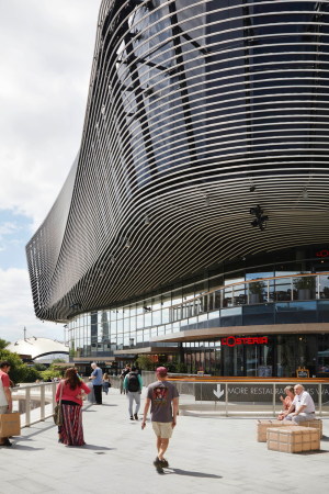 Baunetz, Meldung, Architektur, architecture, Southhampton, Grobritannien, Great Britain, England, Kino, cinema, Multiplex, shopping, retail, Einkaufen, Lden, Geschfte, Restaurant, Cafs, food, eating, Watermark, WestQuay, Phase 1, ACME, 2017, Cinema, public space, landscape architecture, Landschaftsarchitektur, Auenraum, ffentlicher Raum, gekurvt, Rhren, Fassade, tubes, curved, Groform, Jack Hobhouse, Benedict Luxmoore