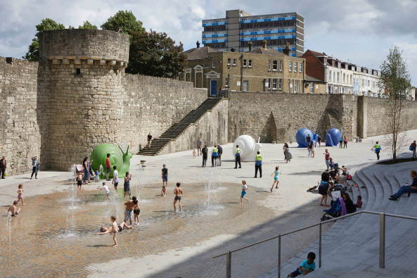 Baunetz, Meldung, Architektur, architecture, Southhampton, Grobritannien, Great Britain, England, Kino, cinema, Multiplex, shopping, retail, Einkaufen, Lden, Geschfte, Restaurant, Cafs, food, eating, Watermark, WestQuay, Phase 1, ACME, 2017, Cinema, public space, landscape architecture, Landschaftsarchitektur, Auenraum, ffentlicher Raum, gekurvt, Rhren, Fassade, tubes, curved, Groform, Jack Hobhouse, Benedict Luxmoore