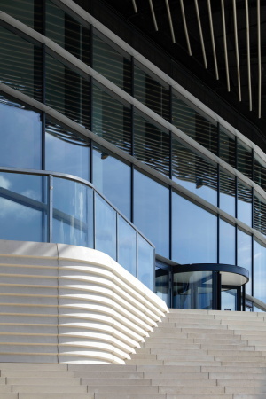 Baunetz, Meldung, Architektur, architecture, Southhampton, Grobritannien, Great Britain, England, Kino, cinema, Multiplex, shopping, retail, Einkaufen, Lden, Geschfte, Restaurant, Cafs, food, eating, Watermark, WestQuay, Phase 1, ACME, 2017, Cinema, public space, landscape architecture, Landschaftsarchitektur, Auenraum, ffentlicher Raum, gekurvt, Rhren, Fassade, tubes, curved, Groform, Jack Hobhouse, Benedict Luxmoore