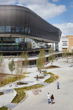 Baunetz, Meldung, Architektur, architecture, Southhampton, Grobritannien, Great Britain, England, Kino, cinema, Multiplex, shopping, retail, Einkaufen, Lden, Geschfte, Restaurant, Cafs, food, eating, Watermark, WestQuay, Phase 1, ACME, 2017, Cinema, public space, landscape architecture, Landschaftsarchitektur, Auenraum, ffentlicher Raum, gekurvt, Rhren, Fassade, tubes, curved, Groform, Jack Hobhouse, Benedict Luxmoore