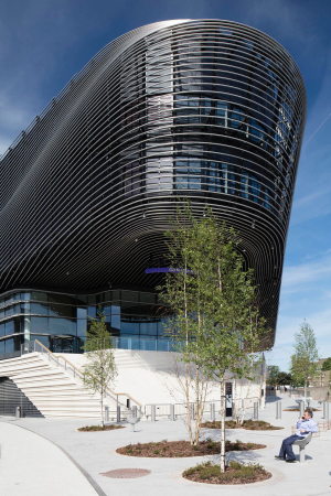 Baunetz, Meldung, Architektur, architecture, Southhampton, Grobritannien, Great Britain, England, Kino, cinema, Multiplex, shopping, retail, Einkaufen, Lden, Geschfte, Restaurant, Cafs, food, eating, Watermark, WestQuay, Phase 1, ACME, 2017, Cinema, public space, landscape architecture, Landschaftsarchitektur, Auenraum, ffentlicher Raum, gekurvt, Rhren, Fassade, tubes, curved, Groform, Jack Hobhouse, Benedict Luxmoore