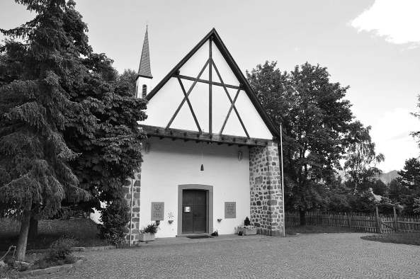 Messner, Architects, lichtenstern, waldkirche, umbau, sanierung, meditation, sakral, spirituell, sakralbau, kirche, kapelle, giebel, licht, Franz, kirchenb�nke, bank, b�nke, m�bel, RITTEN, architektur, architekten, s�dtirol, italien, bozen, alpen, alpin, Davide Perbellini