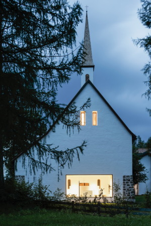 Messner, Architects, lichtenstern, waldkirche, umbau, sanierung, meditation, sakral, spirituell, sakralbau, kirche, kapelle, giebel, licht, Franz, kirchenb�nke, bank, b�nke, m�bel, RITTEN, architektur, architekten, s�dtirol, italien, bozen, alpen, alpin, Davide Perbellini