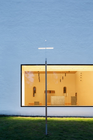 Messner, Architects, lichtenstern, waldkirche, umbau, sanierung, meditation, sakral, spirituell, sakralbau, kirche, kapelle, giebel, licht, Franz, kirchenb�nke, bank, b�nke, m�bel, RITTEN, architektur, architekten, s�dtirol, italien, bozen, alpen, alpin, Davide Perbellini