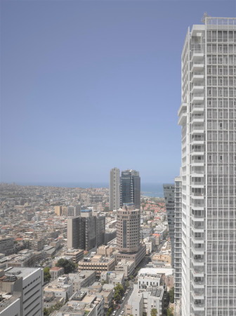 Baunetz, Meldung, Architektur, architecture, Rothschild Tower, Tel Aviv, Israel, Richard Meier, Nicolas Berggruen, Hochhaus, high-rise, residential, Wohnhochhaus, Wohnen, Apartment, wei, white, white city, Rothschild Boulevard, residential tower, 2017, Roland Halbe, Belftung, louver, Klima, Hitze, lightness, transparency, leicht, Transparenz, treeseem, luxury, Luxus, Meier on Rothschild, Diana Carta, Scott Frances, Jock Pottle