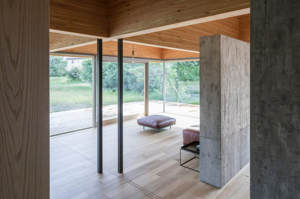 Baunetz, Meldung, Architektur, architecture, 2016, 2017, Japan, japanese, Mount Fuji Architects Studio, Sergio Pirrone, Tateyama, Toyama, Hokuriku, Wohnhaus, House, residential, Familie, family, Beton, concrete, Sichtbeton, exposed concrete, Holz, wood, Struktur, structure, Einfachheit, somplicity, einfach, simpel, reduziert, reduced, Wandscheibe, Mies van der Rohe, Mies