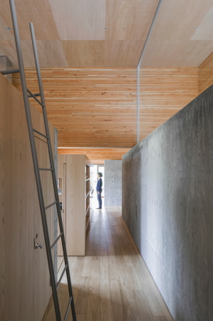 Baunetz, Meldung, Architektur, architecture, 2016, 2017, Japan, japanese, Mount Fuji Architects Studio, Sergio Pirrone, Tateyama, Toyama, Hokuriku, Wohnhaus, House, residential, Familie, family, Beton, concrete, Sichtbeton, exposed concrete, Holz, wood, Struktur, structure, Einfachheit, somplicity, einfach, simpel, reduziert, reduced, Wandscheibe, Mies van der Rohe, Mies