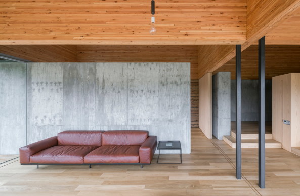 Baunetz, Meldung, Architektur, architecture, 2016, 2017, Japan, japanese, Mount Fuji Architects Studio, Sergio Pirrone, Tateyama, Toyama, Hokuriku, Wohnhaus, House, residential, Familie, family, Beton, concrete, Sichtbeton, exposed concrete, Holz, wood, Struktur, structure, Einfachheit, somplicity, einfach, simpel, reduziert, reduced, Wandscheibe, Mies van der Rohe, Mies