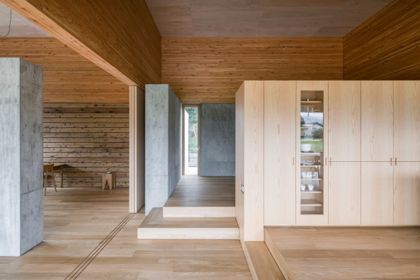 Baunetz, Meldung, Architektur, architecture, 2016, 2017, Japan, japanese, Mount Fuji Architects Studio, Sergio Pirrone, Tateyama, Toyama, Hokuriku, Wohnhaus, House, residential, Familie, family, Beton, concrete, Sichtbeton, exposed concrete, Holz, wood, Struktur, structure, Einfachheit, somplicity, einfach, simpel, reduziert, reduced, Wandscheibe, Mies van der Rohe, Mies