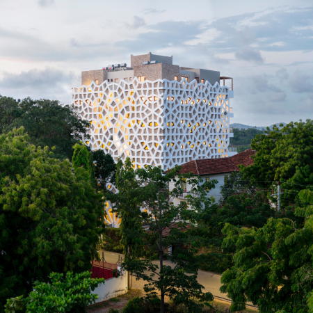 Baunetz, Architektur, Meldungen, Projekte, Afrika, Kenia, Mombasa, Tudor Creek, Urko Sanchez Architects, Javier Callejas, Tudor Apartments, Wohnhaus, Apartmenthaus, Maschrabiyya, Gitterfassade, mtomo finish, Korallenstein, Terrazzo