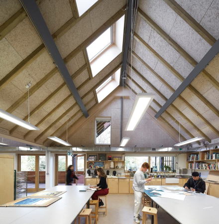 Baunetz, Meldung, Architektur, England, Grobritannien, United Kingdom, Bedales school, Schule, Kunstschule, Art school, Erweiterung, Holz, Wood, Giebel, Feilden Clegg Bradley Studios, FCBS, Petersfield, South Downs Nationalpark, hufton & crow, matthew rice