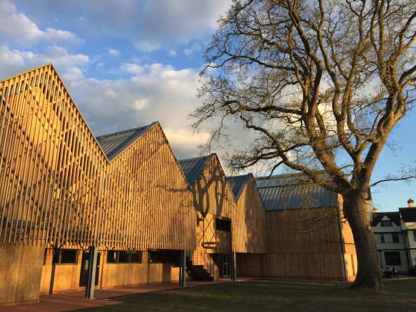 Baunetz, Meldung, Architektur, England, Grobritannien, United Kingdom, Bedales school, Schule, Kunstschule, Art school, Erweiterung, Holz, Wood, Giebel, Feilden Clegg Bradley Studios, FCBS, Petersfield, South Downs Nationalpark, hufton & crow, matthew rice