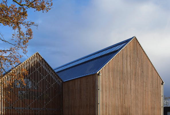 Baunetz, Meldung, Architektur, England, Grobritannien, United Kingdom, Bedales school, Schule, Kunstschule, Art school, Erweiterung, Holz, Wood, Giebel, Feilden Clegg Bradley Studios, FCBS, Petersfield, South Downs Nationalpark, hufton & crow, matthew rice