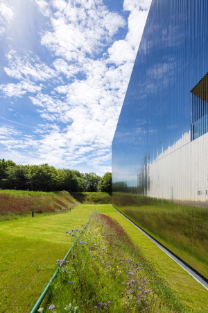 Baunetz, Meldung, Architektur, Bussy-saint-Georges, Paris, Archiv, B�cher, Dominique Perrault, CTLES, Centre Technique du Livre de l'Enseignement Sup�rieur,  Antonini + Darmon Architectes, RMDM architects, Stahllamelle, Formalismus, Mirrorfacade,Spiegelfassade, spiegelnde Fassade,  Pierre L'Excellent, Julien Lanoo