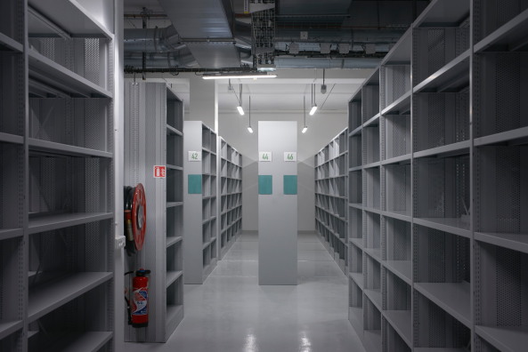 Baunetz, Meldung, Architektur, Bussy-saint-Georges, Paris, Archiv, Bcher, Dominique Perrault, CTLES, Centre Technique du Livre de l'Enseignement Suprieur,  Antonini + Darmon Architectes, RMDM architects, Stahllamelle, Formalismus, Mirrorfacade,Spiegelfassade, spiegelnde Fassade,  Pierre L'Excellent, Julien Lanoo