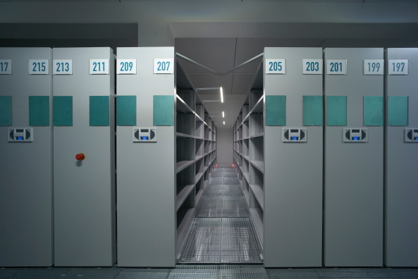 Baunetz, Meldung, Architektur, Bussy-saint-Georges, Paris, Archiv, Bcher, Dominique Perrault, CTLES, Centre Technique du Livre de l'Enseignement Suprieur,  Antonini + Darmon Architectes, RMDM architects, Stahllamelle, Formalismus, Mirrorfacade,Spiegelfassade, spiegelnde Fassade,  Pierre L'Excellent, Julien Lanoo