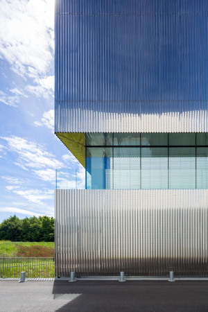 Baunetz, Meldung, Architektur, Bussy-saint-Georges, Paris, Archiv, B�cher, Dominique Perrault, CTLES, Centre Technique du Livre de l'Enseignement Sup�rieur,  Antonini + Darmon Architectes, RMDM architects, Stahllamelle, Formalismus, Mirrorfacade,Spiegelfassade, spiegelnde Fassade,  Pierre L'Excellent, Julien Lanoo
