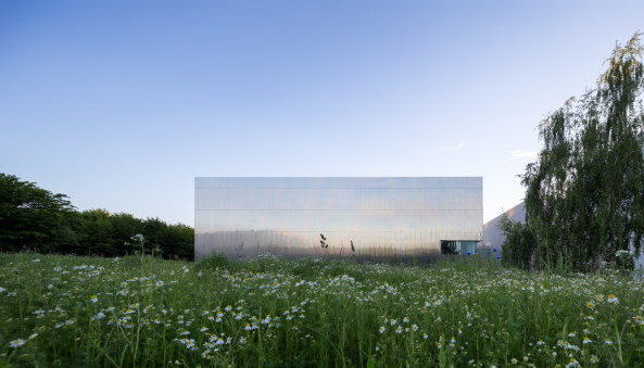 Baunetz, Meldung, Architektur, Bussy-saint-Georges, Paris, Archiv, B�cher, Dominique Perrault, CTLES, Centre Technique du Livre de l'Enseignement Sup�rieur,  Antonini + Darmon Architectes, RMDM architects, Stahllamelle, Formalismus, Mirrorfacade,Spiegelfassade, spiegelnde Fassade,  Pierre L'Excellent, Julien Lanoo