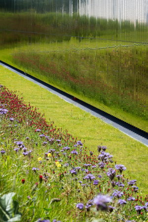 Baunetz, Meldung, Architektur, Bussy-saint-Georges, Paris, Archiv, B�cher, Dominique Perrault, CTLES, Centre Technique du Livre de l'Enseignement Sup�rieur,  Antonini + Darmon Architectes, RMDM architects, Stahllamelle, Formalismus, Mirrorfacade,Spiegelfassade, spiegelnde Fassade,  Pierre L'Excellent, Julien Lanoo