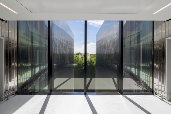 Baunetz, Meldung, Architektur, Bussy-saint-Georges, Paris, Archiv, Bcher, Dominique Perrault, CTLES, Centre Technique du Livre de l'Enseignement Suprieur,  Antonini + Darmon Architectes, RMDM architects, Stahllamelle, Formalismus, Mirrorfacade,Spiegelfassade, spiegelnde Fassade,  Pierre L'Excellent, Julien Lanoo